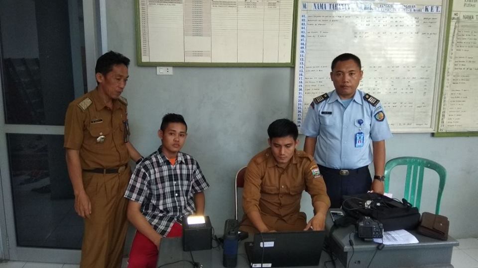 Pelaksanaan perekaman KTP-el napi Rumah Tahanan Negara Krui.jpg